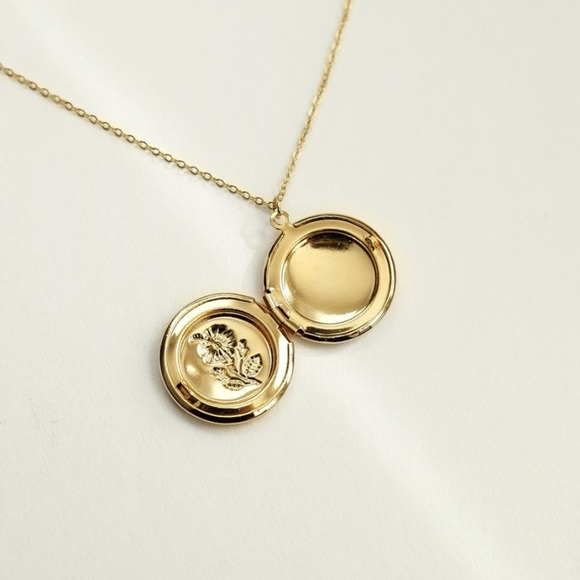Flora Locket Necklace | Gold Plated Stainless Steel - Picture 5 of 5